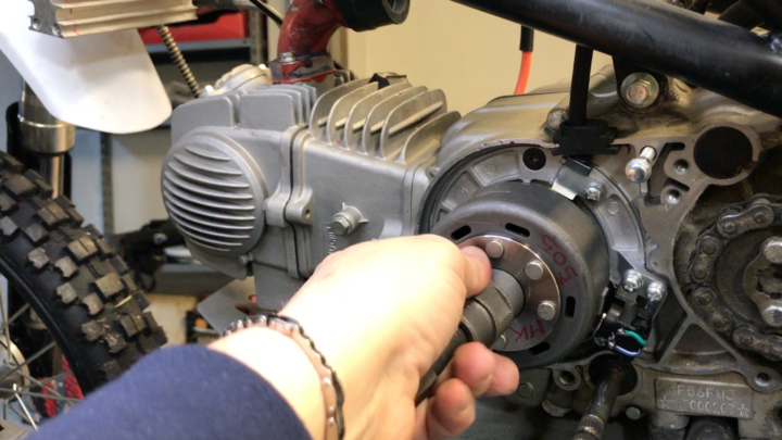 Come smontare il volano di una pit bike e montare quello racing alleggerito